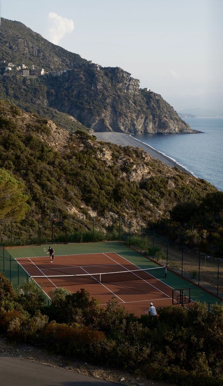 Cliffside tennis court above the sea